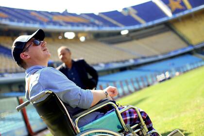 Christoffer Persson visitó ayer la Bombonera y recibió una camiseta con su nombre impreso; aseguró que quiere volver a la Argentina y agradeció a los vecinos que lo ayudaron