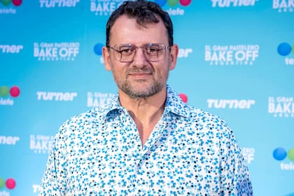 "Me he enfermado de amor", asegura el jurado que juega a ser "el malo" en Bake Off Argentina