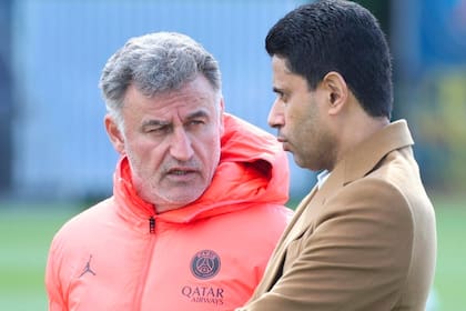 Christophe Galtier, entrenador, charla con el presidente de PSG, Nasser Al-Khelaifi
