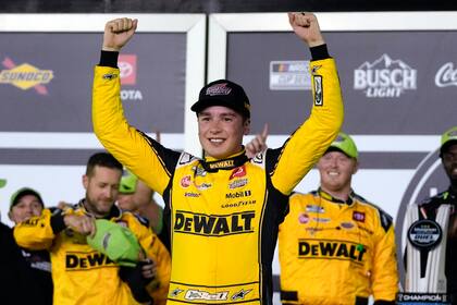 Christopher Bell celebra en después de ganar la segunda de las dos carreras automovilísticas clasificatorias de las 500 Millas de Daytona de NASCAR en el Daytona International Speedway, el jueves 15 de febrero de 2024, en Daytona Beach, Florida (AP Foto/John Raoux)