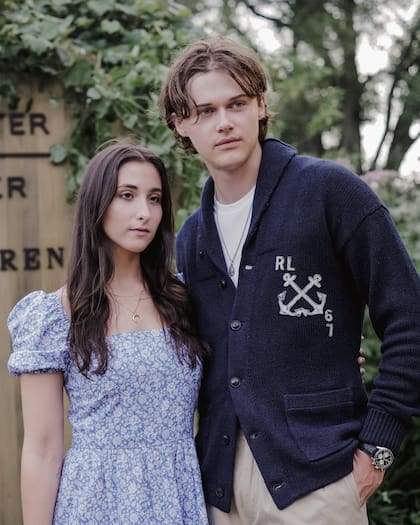 Christopher Briney junto a Isabel Machado (Foto: Instagram/@justjaredjr)