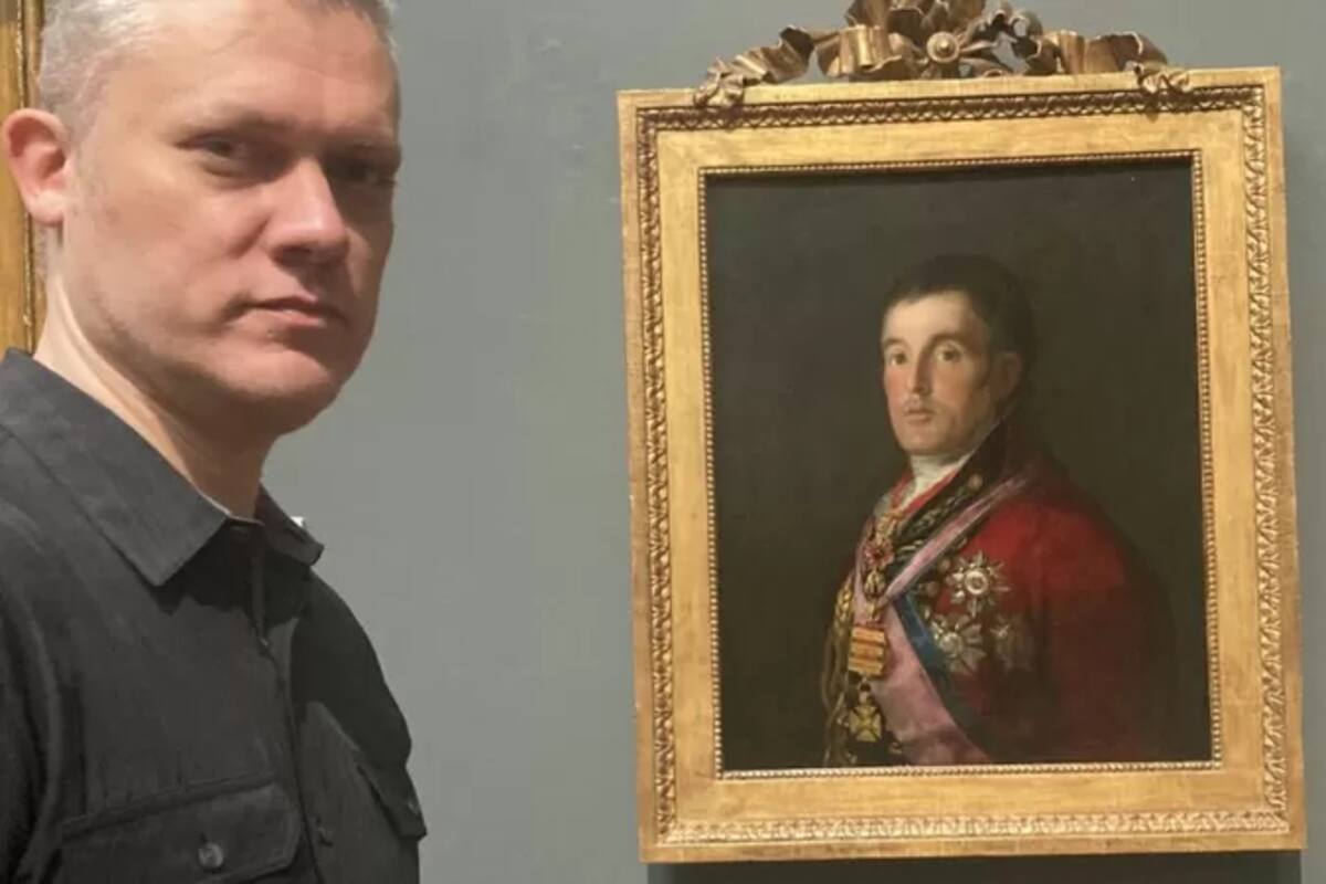 Christopher Bunton junto al cuadro de Goya del duque Wellington que su abuelo Kempton robó y se llevó a Newcastle.