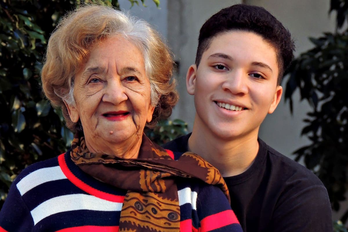 Christopher Chancé, junto con su abuela Luisa