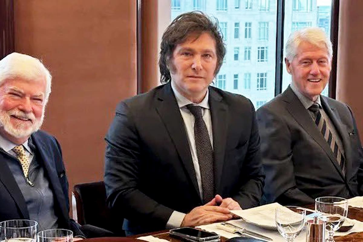 Christopher Dodd, Javier Milei y Bill Clinton, durante el encuentro que mantuvieron en Nueva York