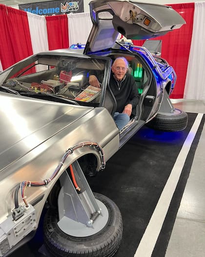 Christopher Lloyd en Motor City, en Detroit, a bordo de su querido DeLorean