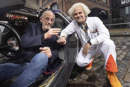 Christopher Lloyd le entrega las llaves del DeLorean a Roger Bart