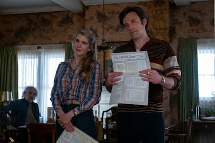 Christopher Lloyd, Lily Rabe y Ben Affleck en The Tender Bar (Amazon).