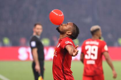 Christopher Nkunku, delantero de RB Leipzig, ya confirmó su llegada a un Chelsea que tendrá múltiples cambios en su plantel