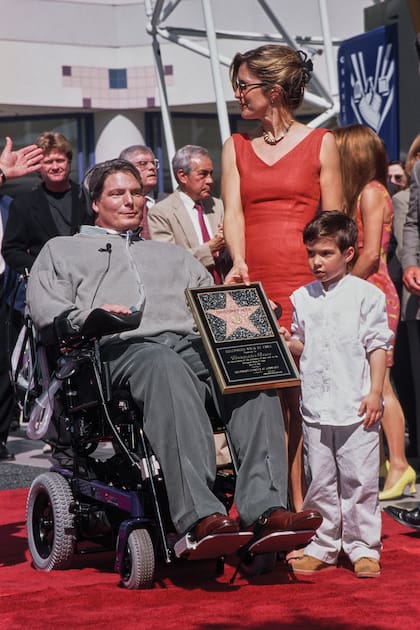 Christopher Reeve,
acompañado por su mujer Dana Reeve
y el pequeño Will, en la ceremonia
de entrega de su estrella en el Paseo
de la Fama de Hollywood, en abril de
1997, dos años después del accidente
ecuestre que lo dejó cuadripléjico
