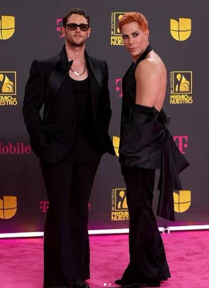 Christopher Uckermann y Christian Chávez desfilaron por la alfombra roja, pero no pudieron entrar a la premiación