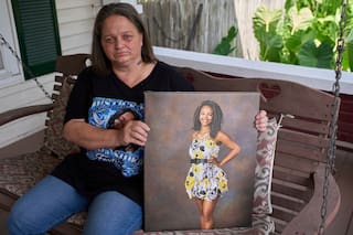 Habrá más arrestos por muerte de mujer colgada de un árbol en Mississippi, dice la policía