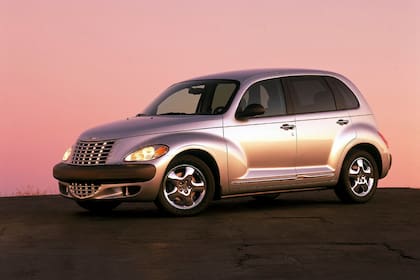 Chrysler PT Cruiser. Un ejemplo de una mezcla de elementos de distintas épocas, que resultó en un diseño efectista y muy forzado