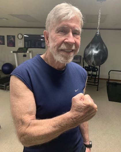 Chuck Norris se mantiene en forma incluso a sus 85 años de edad