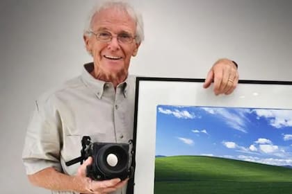 Chuck O'Rear sujeta la cámara con la que tomó su famosa imagen "Bliss", utilizada como fondo de pantalla de Windows XP de 2001 hasta 2014