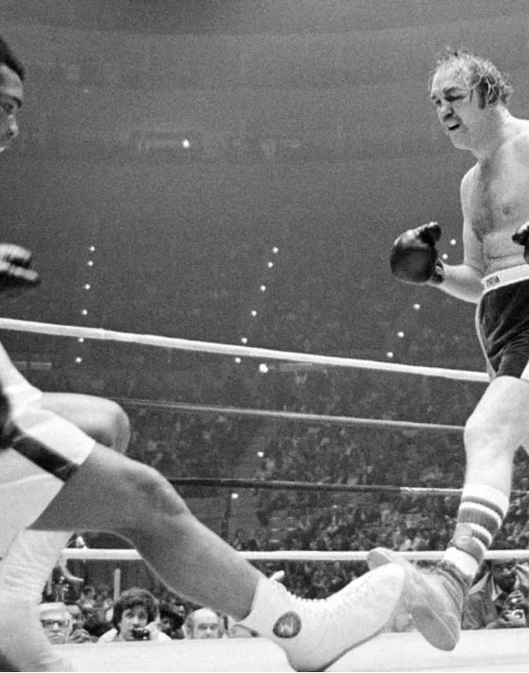 Chuck Wepner, el boxeador desconocido que tumbó a Muhammad Ali durante la pelea, que terminaría perdiendo, al igual que Rocky en la primera película