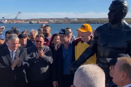 Chuck Wepner junto a la estatua que inauguraron en su honor