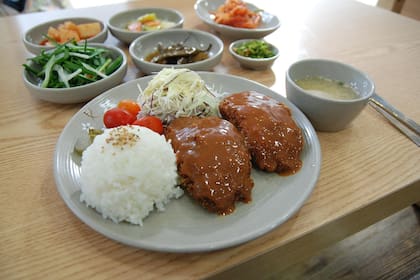Chuletas de cerdo al ajo y limón con pilaf.