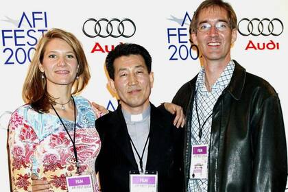 Chun Ki-won con los productores del documental "Tren de Seúl", premiado en varios festivales de cine