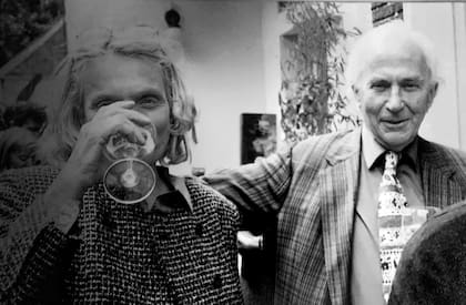 Chunchuna junto al marchand Adolfo "Chango" Lavarello en una foto de octubre de 1997. Junto a él vivió un romance que duró 30 años