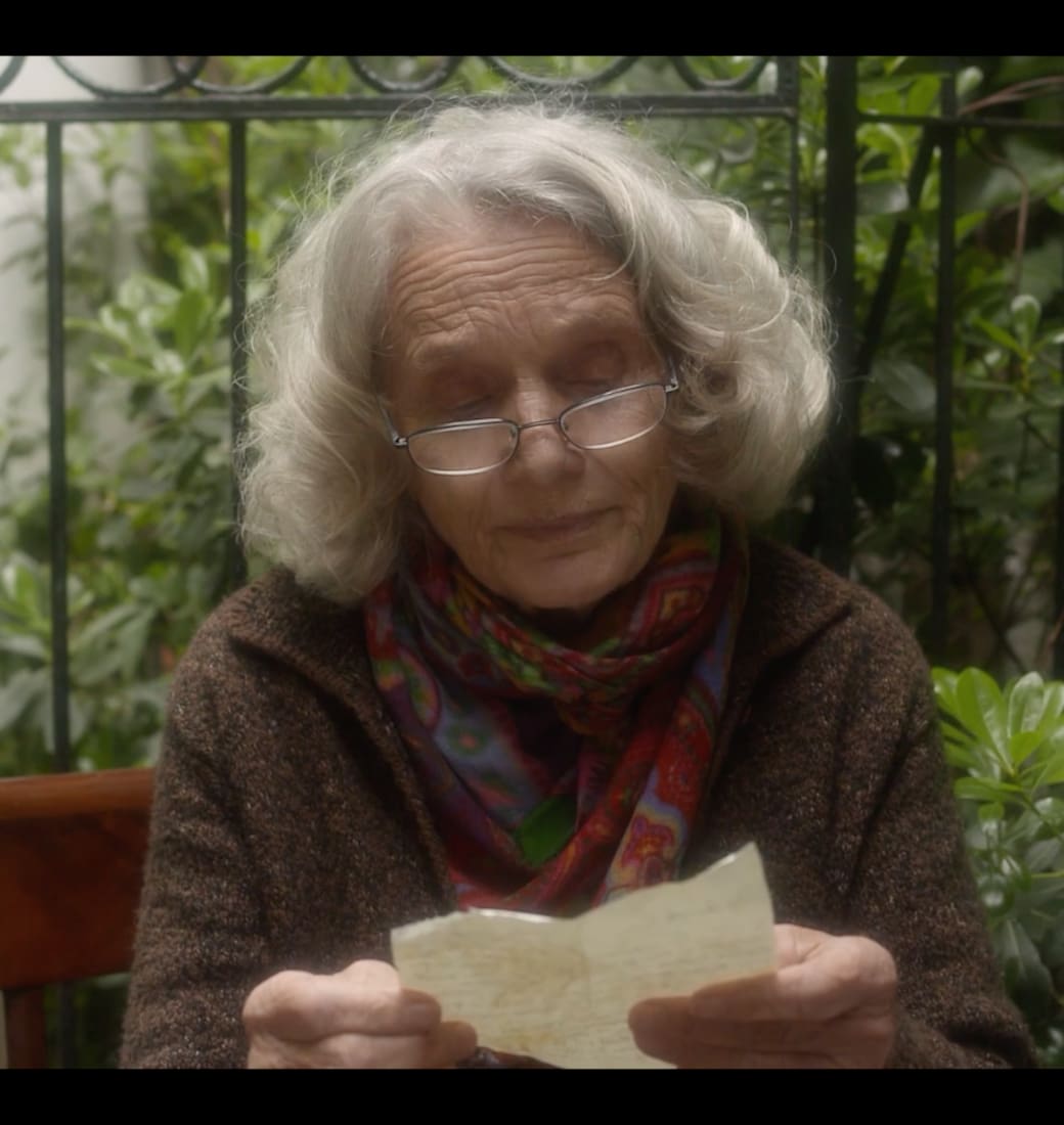 Chunchuna Villafañe hoy, con sus recuerdos, en el jardín de su casa en Florida (Crédito: Elisa Hecker)