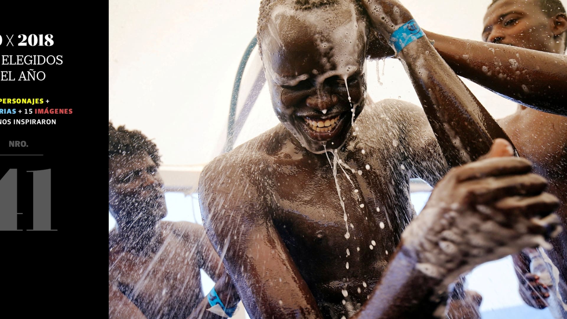 Chuol, 17, de Sudán, se baña a bordo del bote de rescate de la ONG española Proactiva Open Arms en el mar Mediterráneo central, 3 de agosto de 2018