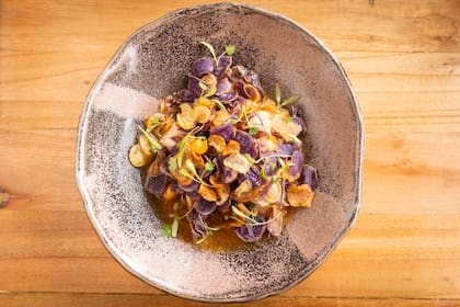 Chupín Raíx: cachetes de abadejo; zanahoria torneada; caldo Raíx; brotes de cilantro; variedad de papines de Iruya fritos.