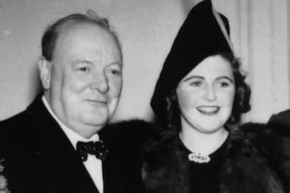 Churchill (izq) adoraba a su nuera (der. Foto de 1939)