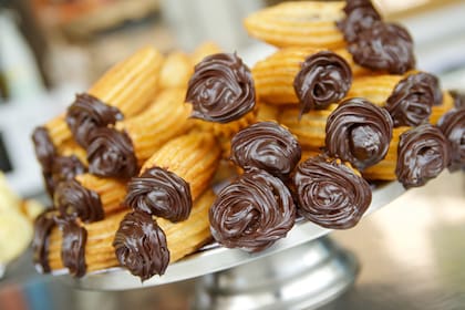 Churros bañados con chocolate.