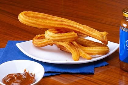 Churros con canela y dulce de leche.
