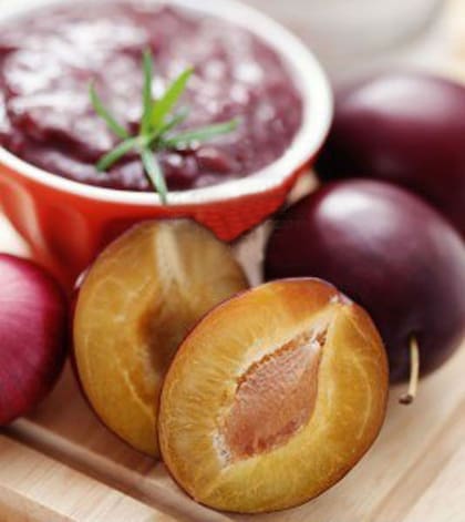 El chutney de ciruelas acompaña platos salados con un toque dulce y ácido inigualable.