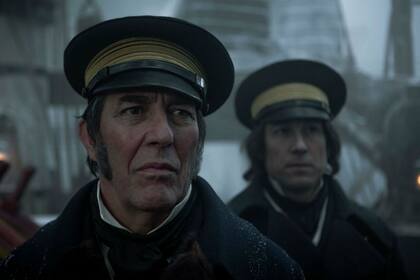 Ciarán Hinds y Tobias Menzin son Sir John Franklin y James Fitzjames, el comandante de la expedición y uno de sus oficiales.