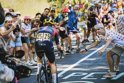 Ciclismo: Arensman aprovecha la tregua de Pogacar en Superbagnères
