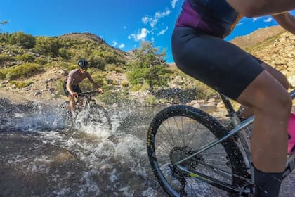 Ciclistas de montaña enfrentan los 75 kilómetros de recorrido técnico por rutas históricas de la Cordillera del Viento.