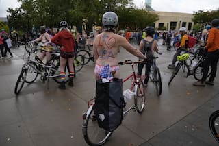 Ciclistas desnudos protestan contra presencia de tropas federales en Portland