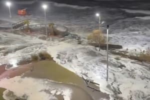 Fuerte temporal en la costa atlántica: olas de hasta ocho metros, inundaciones y evacuados