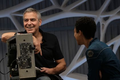 George Clooney junto a la actriz Tiffany Boone en el rodaje de Cielo de medianoche