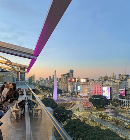Cielo Sky Bar ofrece una vista icónica de la ciudad de Buenos Aires ubicado en el décimo piso del hotel Grand Brizo, se puede apreciar el Obelisco
Foto: @hotelgranbrizo.ba