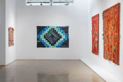Cielo y Agua (2022), de Candelaria Traverso, junto a mantas de artistas tejedoras del norte argentino