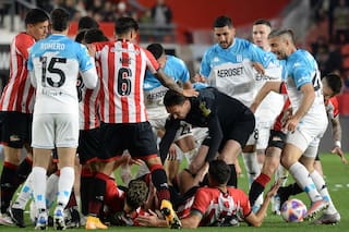 Dos expulsados en Racing, dos goles anulados a Estudiantes y la auto-defensa de Gago tras la derrota
