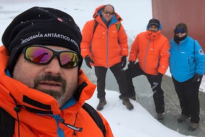 Científicos argentinos en el laboratorio antártico