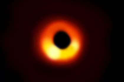 Científicos de diferentes partes del mundo detectaron un objeto a 780 años luz de la tierra que, por su masa, está en un lugar intermedio entre los restos de una estrella muerta -estrella de neutrones- y un agujero negro (imagen ilustrativa)