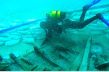 Científicos de la Universidad de Cadiz encontraron vasijas antiguas en una embarcación que data del 320 d.C