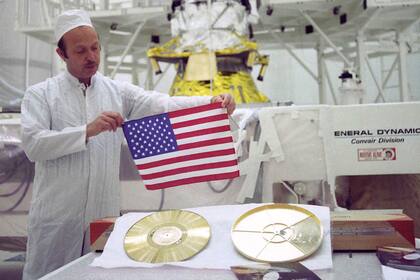 Científicos de todo el mundo otean el espacio interestelar para dar con escenarios capaces de albergar organismos vivientes; hasta ahora, no se ha encontrado nada, pero la pesquisa se afina gracias a los avances tecnológicos. En la imagen, la sonda Voyager 2 en Cabo Cañaveral antes de despegar, en a