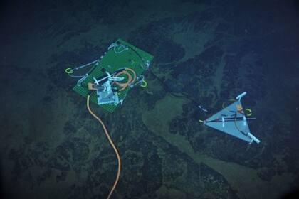 Científicos observan la actividad del volcán submarino