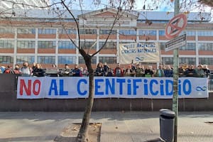 Científicos, técnicos y empleados protestaron por los ajustes y problemas con la obra social