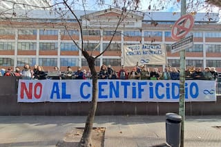Científicos, técnicos y empleados protestaron por los ajustes y problemas con la obra social