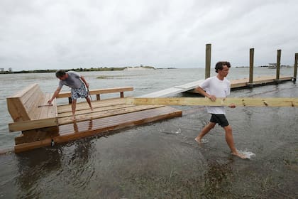 Ciento de miles de personas huyeron de la tormenta, que afectaría a seis estados