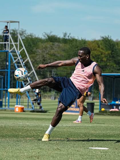 Ciento sesenta y nueve partidos, seis goles y cuatro títulos de campeón cuenta el paso de cuatro años y medio de Luis Advíncula por Boca.