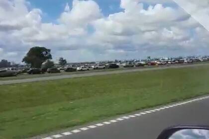 Cientos de autos en las inmediaciones del predio de Expoagro en San Nicolás