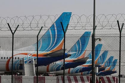 Cientos de aviones permanecen estacionados en el aeropuerto de Dubai